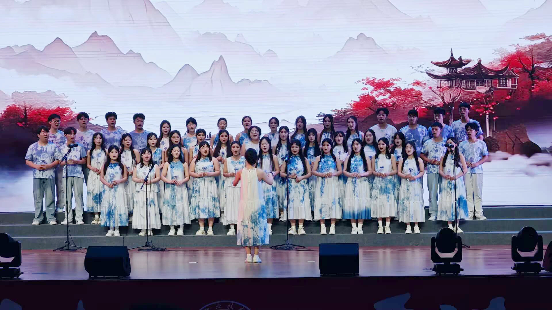 身穿扎染衣服参加合唱比赛